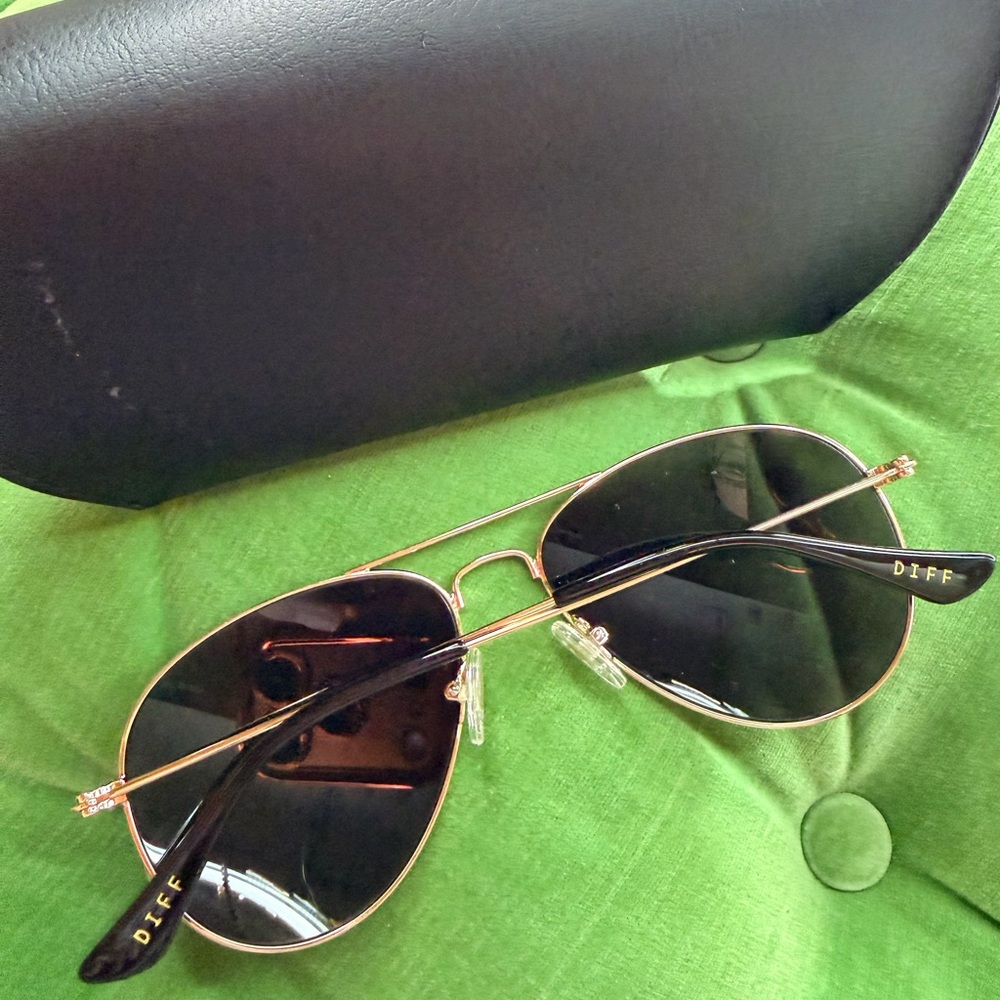 DIFF Aviator Sunglasses with Black Case - image 4